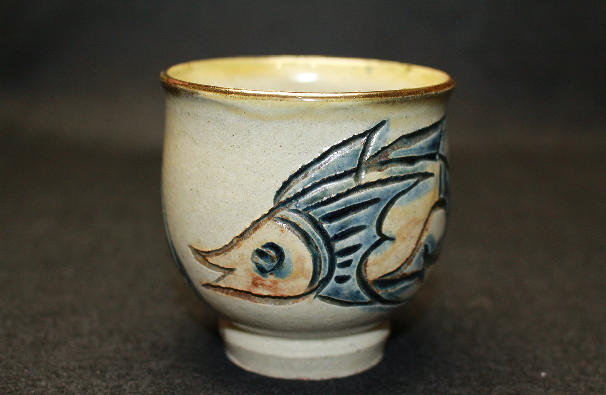 26143 　人間国宝　金城次郎　湯呑（魚海老文）　　KINJO　Jiro