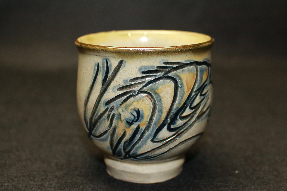 26143 　人間国宝　金城次郎　湯呑（魚海老文）　　KINJO　Jiro