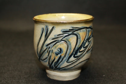 26143 　人間国宝　金城次郎　湯呑（魚海老文）　　KINJO　Jiro