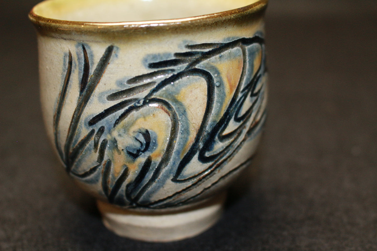 26143 　人間国宝　金城次郎　湯呑（魚海老文）　　KINJO　Jiro