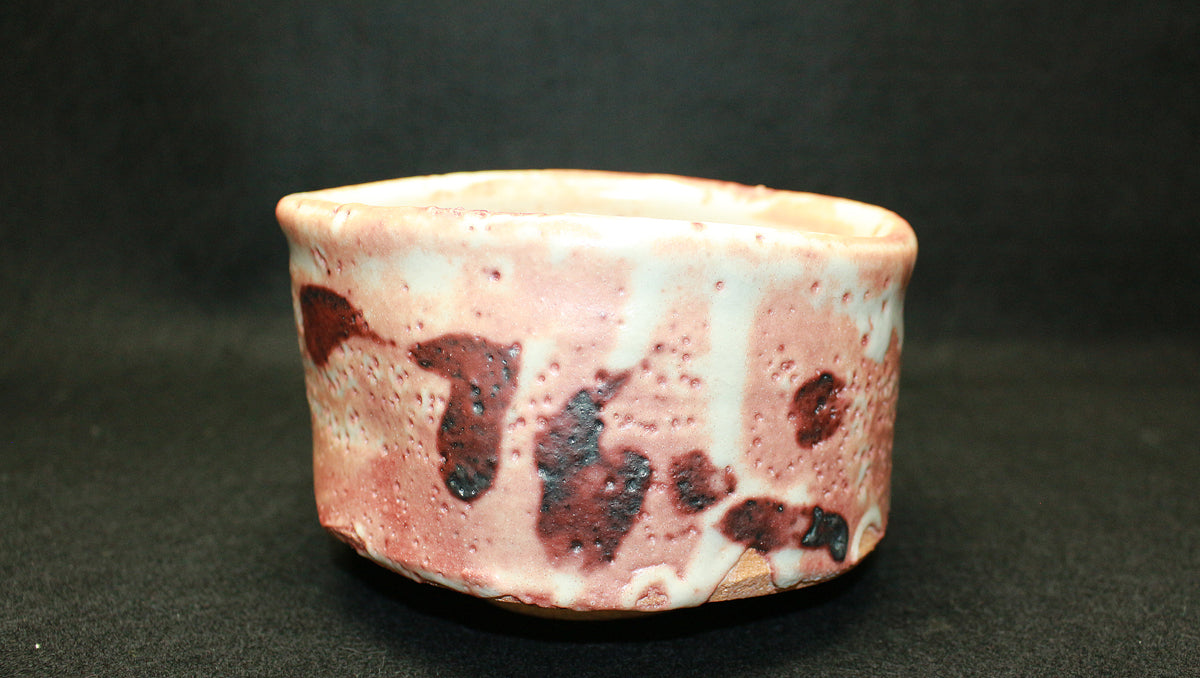 26146     加藤唐九郎	志野茶碗（昭和59年　1984年　玄　加藤唐九郎作品集　No.82掲載品）　  KATO Tokuro