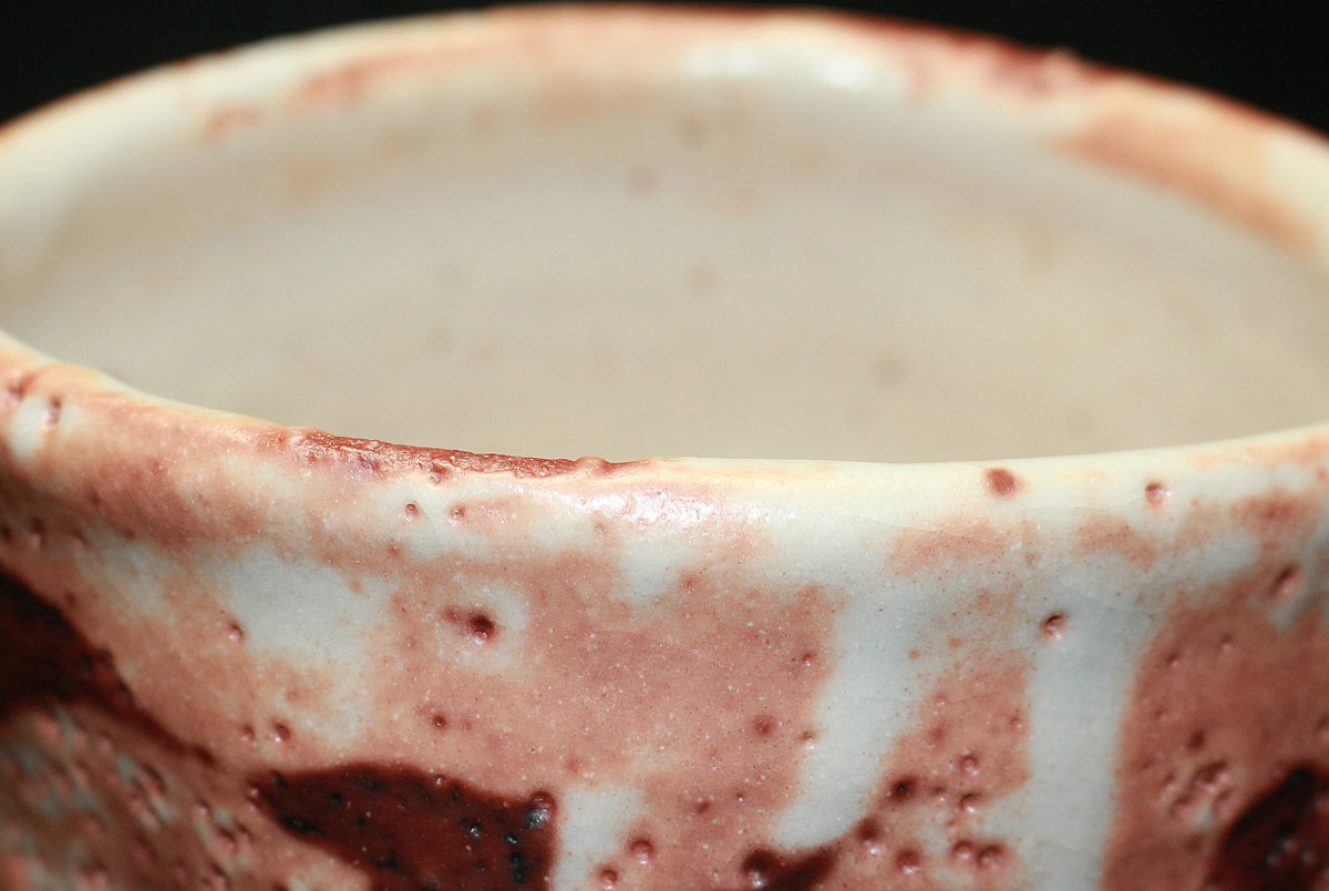 26146     加藤唐九郎	志野茶碗（昭和59年　1984年　玄　加藤唐九郎作品集　No.82掲載品）　  KATO Tokuro