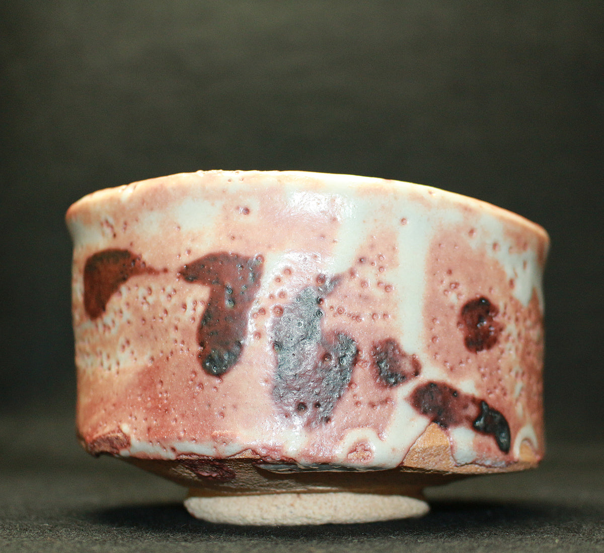 26146     加藤唐九郎	志野茶碗（昭和59年　1984年　玄　加藤唐九郎作品集　No.82掲載品）　  KATO Tokuro