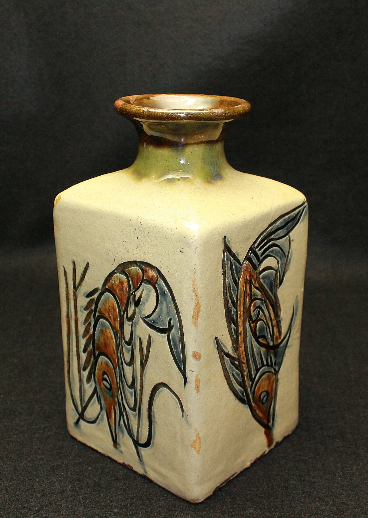 26161　人間国宝　金城次郎	　海老魚文角瓶　KINJO Jiro