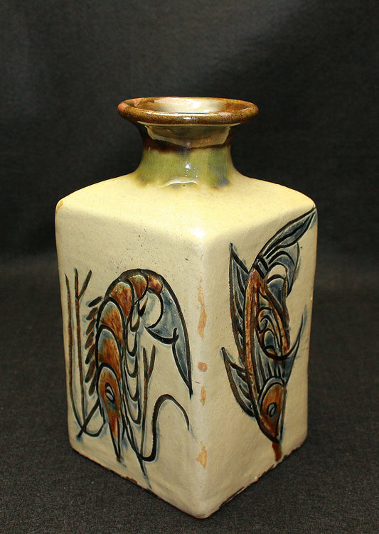 26161　人間国宝　金城次郎	　海老魚文角瓶　KINJO Jiro