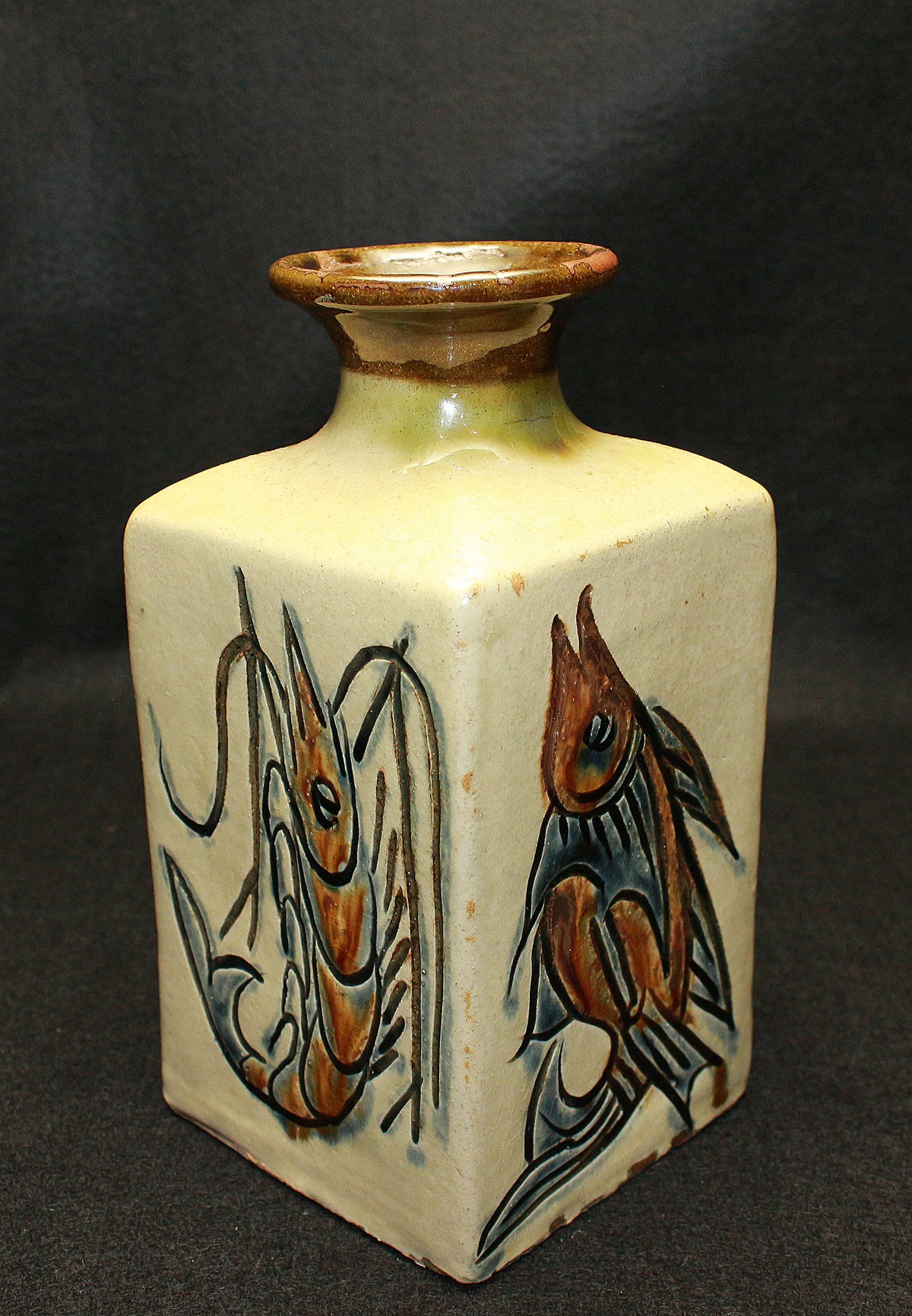 26161　人間国宝　金城次郎	　海老魚文角瓶　KINJO Jiro