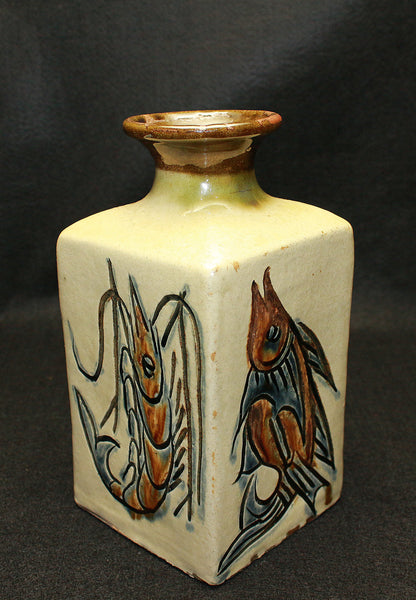 26161　人間国宝　金城次郎	　海老魚文角瓶　KINJO Jiro