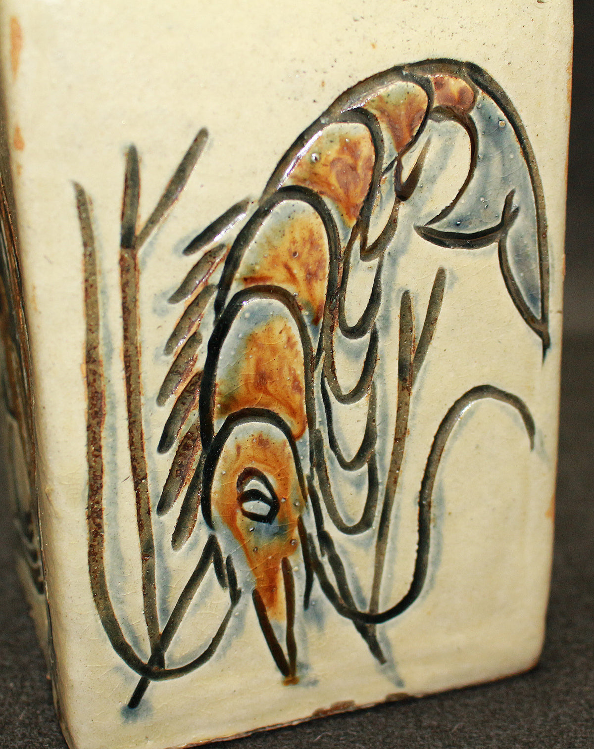 26161　人間国宝　金城次郎	　海老魚文角瓶　KINJO Jiro