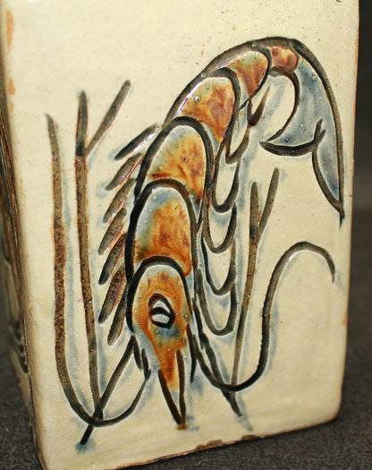 26161　人間国宝　金城次郎	　海老魚文角瓶　KINJO Jiro