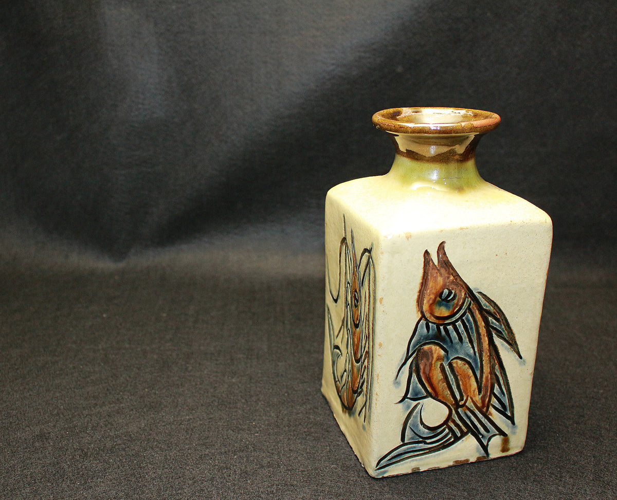 26161　人間国宝　金城次郎	　海老魚文角瓶　KINJO Jiro