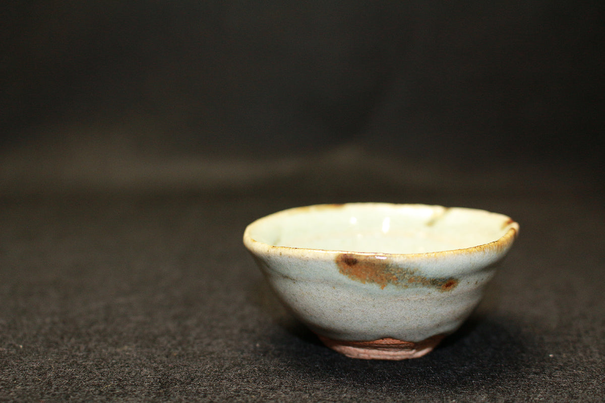 26186   人間国宝　清水卯一   灰釉鉄彩盃　SHIMIZU　Uichi