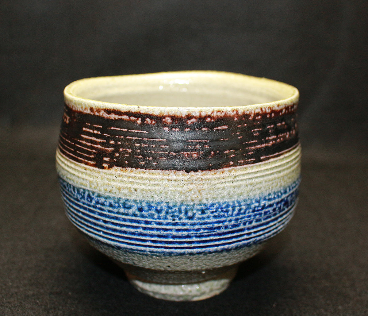 26193   人間国宝　浜田庄司   塩釉藍差櫛目茶盌（晋作識）　HAMADA Syoji