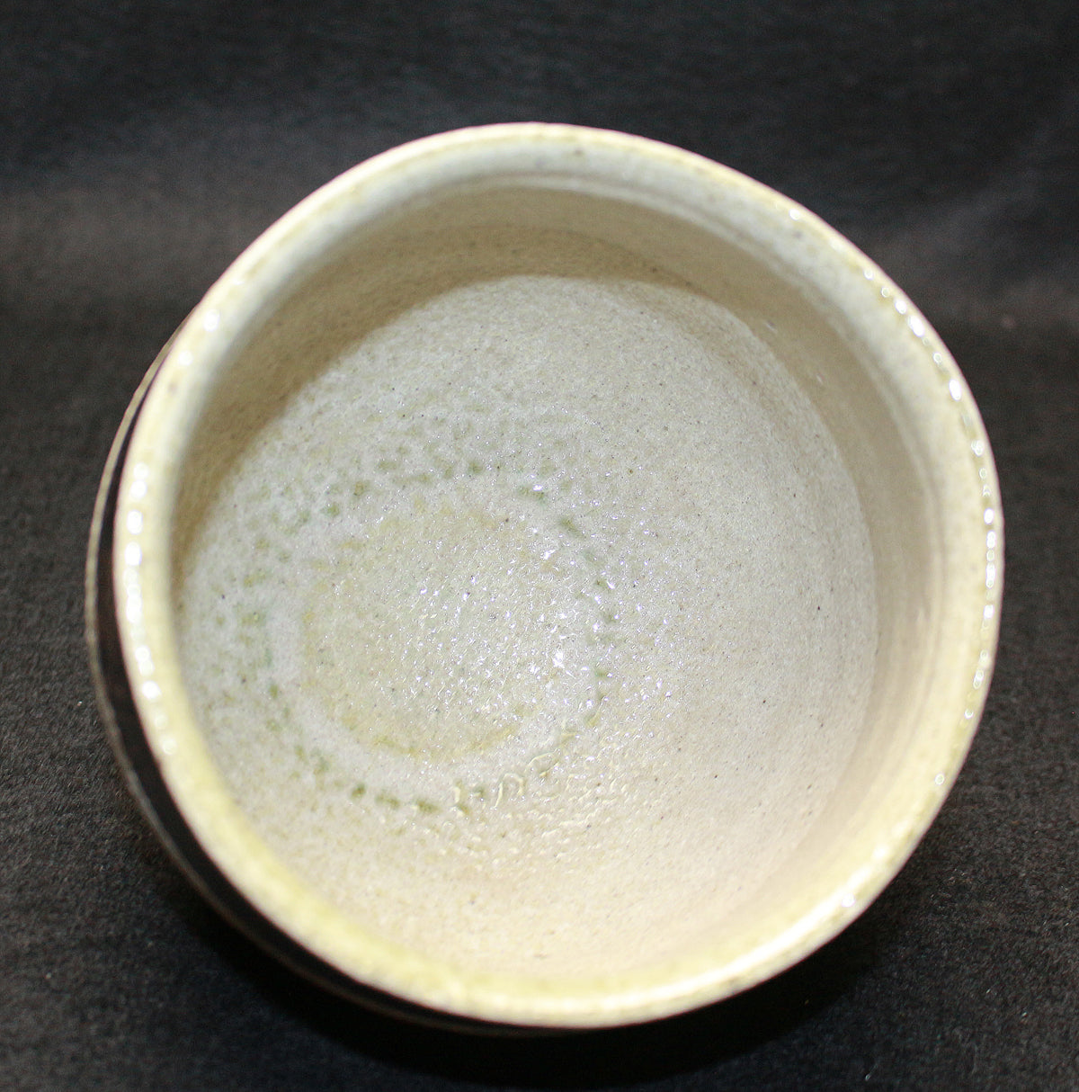 26193   人間国宝　浜田庄司   塩釉藍差櫛目茶盌（晋作識）　HAMADA Syoji