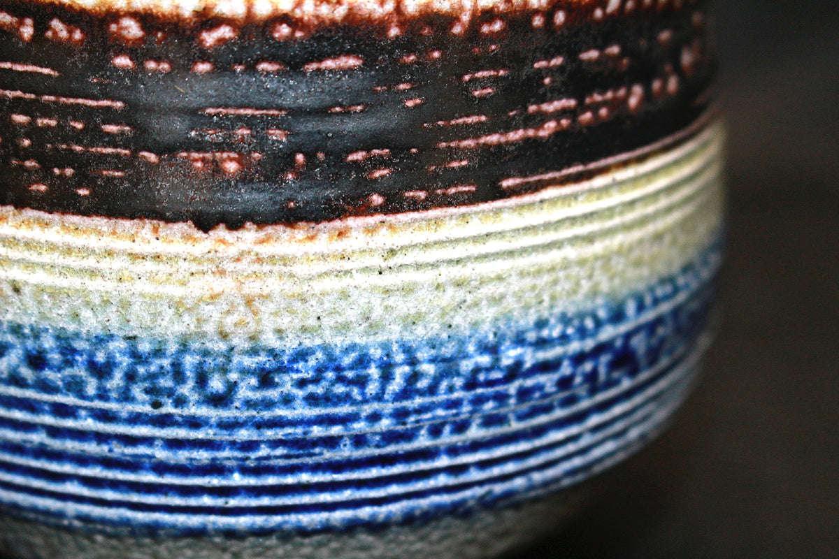 26193   人間国宝　浜田庄司   塩釉藍差櫛目茶盌（晋作識）　HAMADA Syoji