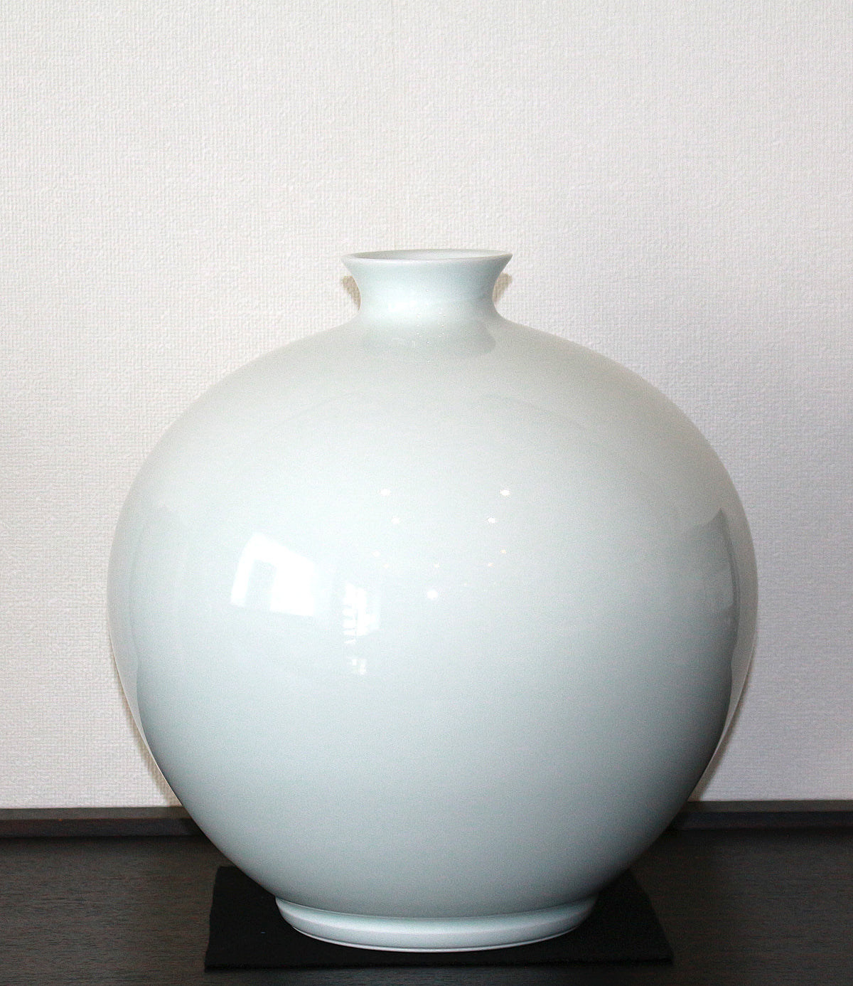 26180　人間国宝　井上萬二	　白磁丸形壷①