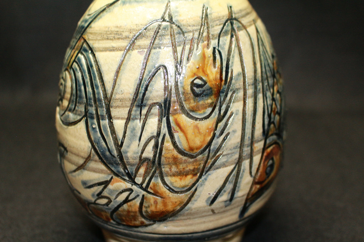 26182	人間国宝　金城次郎　海老魚紋花瓶　　Kinjo　Jiro