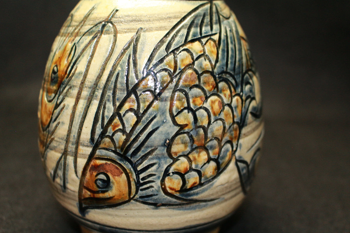 26182	人間国宝　金城次郎　海老魚紋花瓶　　Kinjo　Jiro