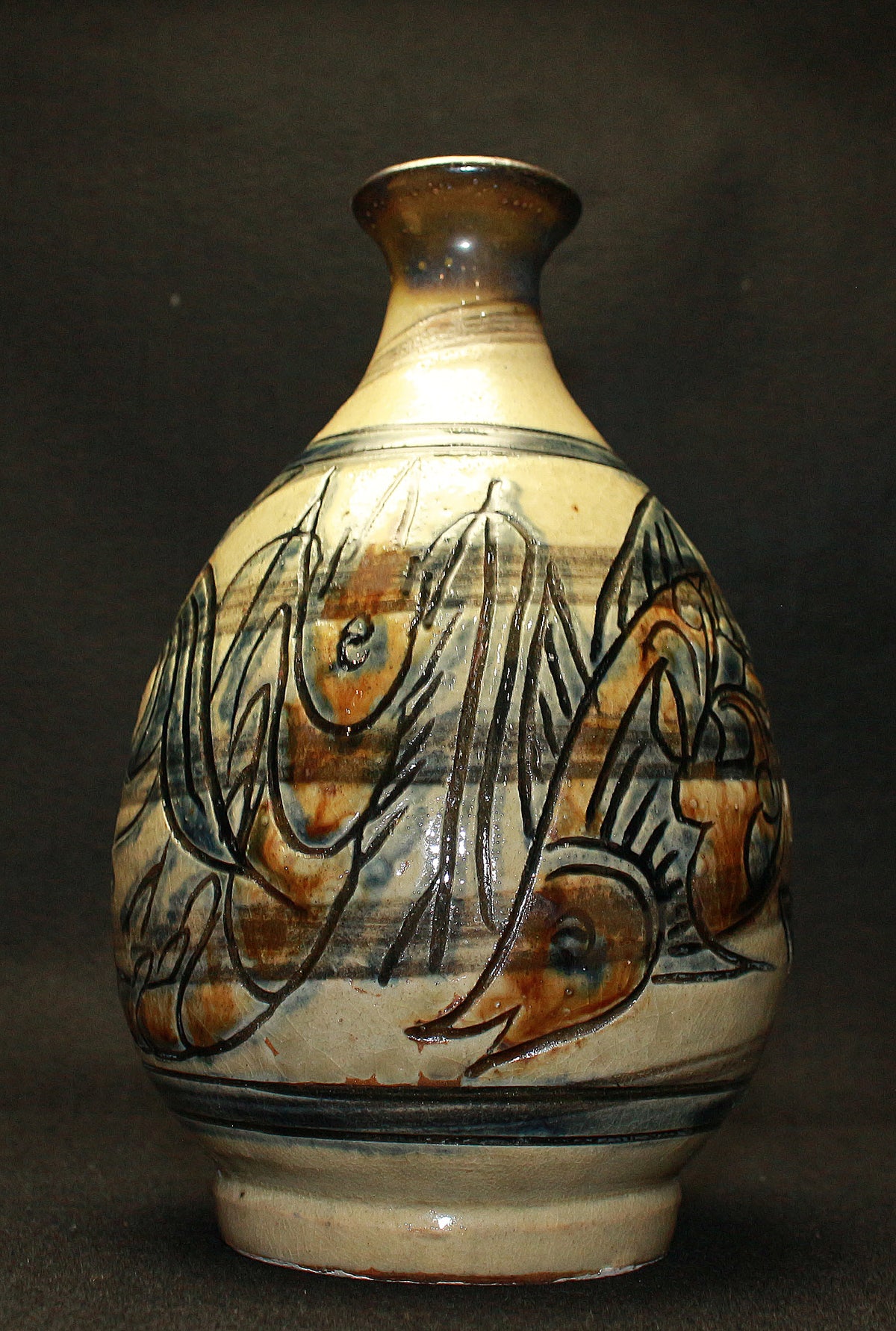 26182	人間国宝　金城次郎　海老魚紋花瓶　　Kinjo　Jiro