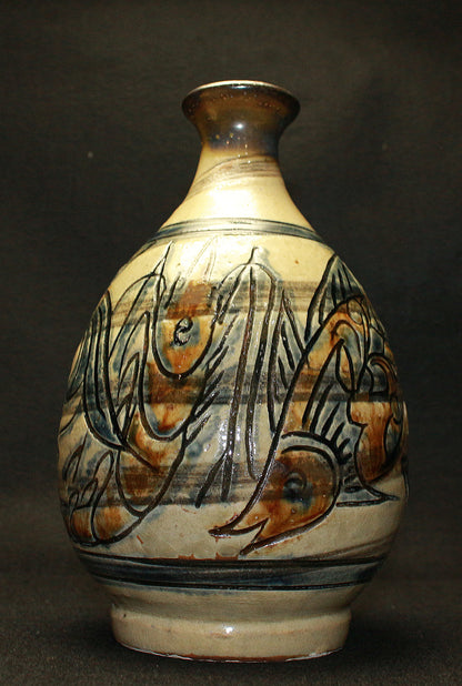 26182	人間国宝　金城次郎　海老魚紋花瓶　　Kinjo　Jiro