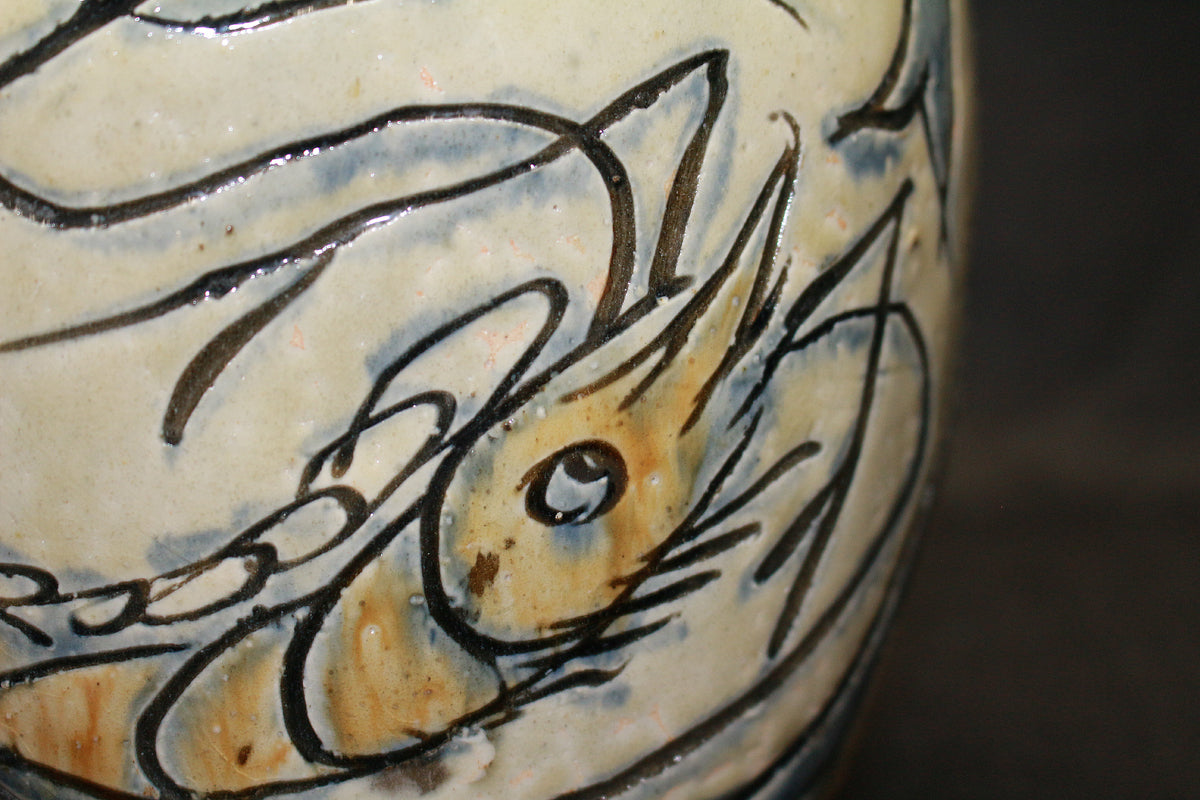 26183	人間国宝　金城次郎　扁壷（海老文）　　Kinjo　Jiro