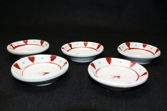 26211 金重素山［有邦識］（紅絵小皿）