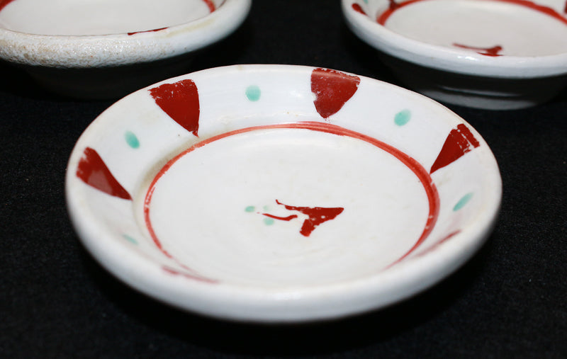 26211 金重素山［有邦識］（紅絵小皿）