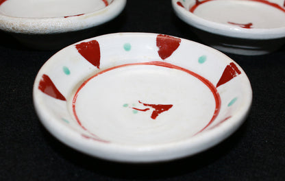 26211 金重素山［有邦識］（紅絵小皿）