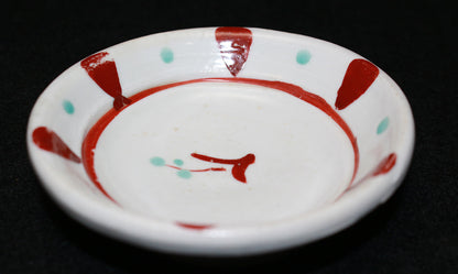 26211 金重素山［有邦識］（紅絵小皿）