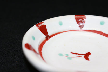 26211 金重素山［有邦識］（紅絵小皿）