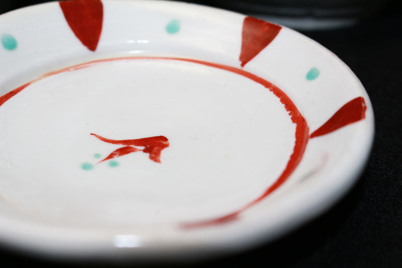 26211 金重素山［有邦識］（紅絵小皿）