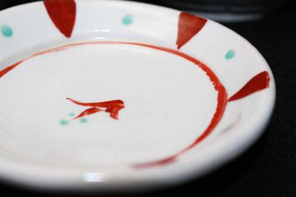 26211 金重素山［有邦識］（紅絵小皿）