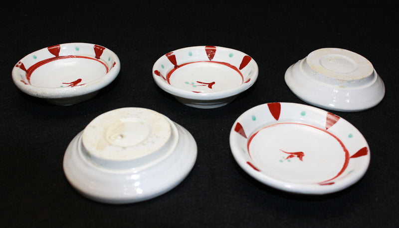 26211 金重素山［有邦識］（紅絵小皿）