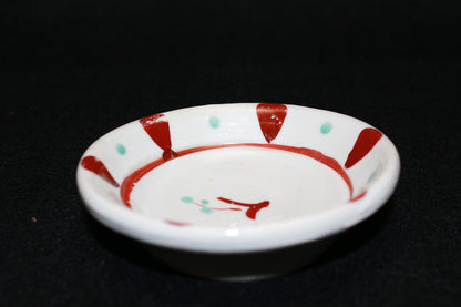 26211 金重素山［有邦識］（紅絵小皿）