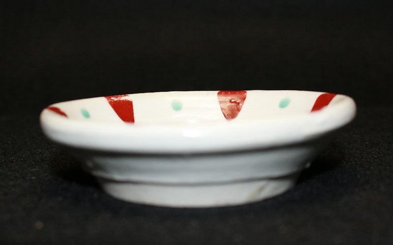 26211 金重素山［有邦識］（紅絵小皿）