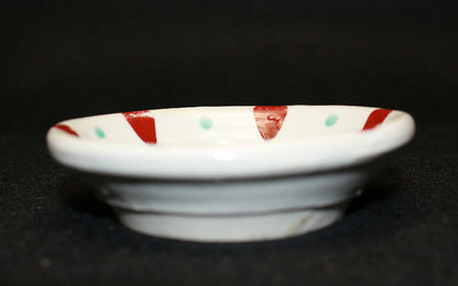 26211 金重素山［有邦識］（紅絵小皿）