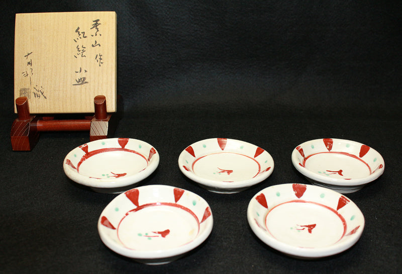 26211 金重素山［有邦識］（紅絵小皿）