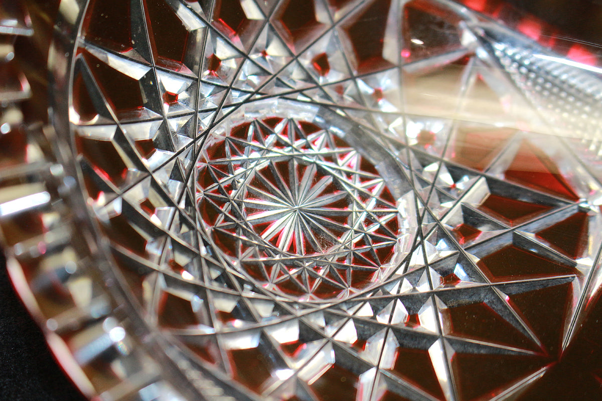 26196    バカラ	ギヤマンカットグラス赤長皿（春海商店箱）