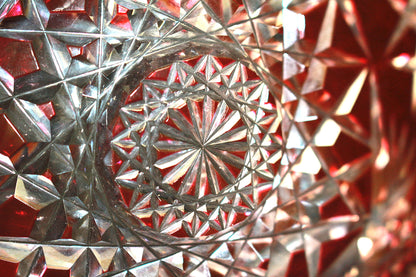 26196    バカラ	ギヤマンカットグラス赤長皿（春海商店箱）