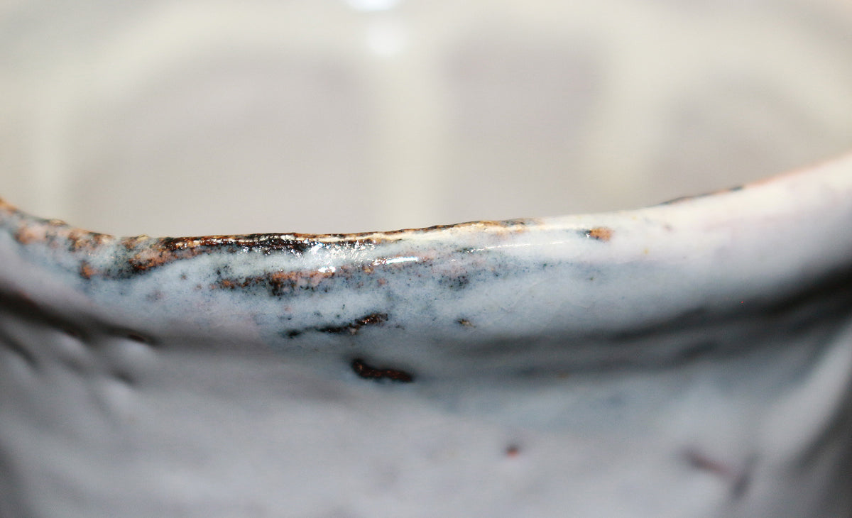 26219　人間国宝　１１代三輪休雪	萩焼盃（彫銘） 　MIWA  Kyusetsu