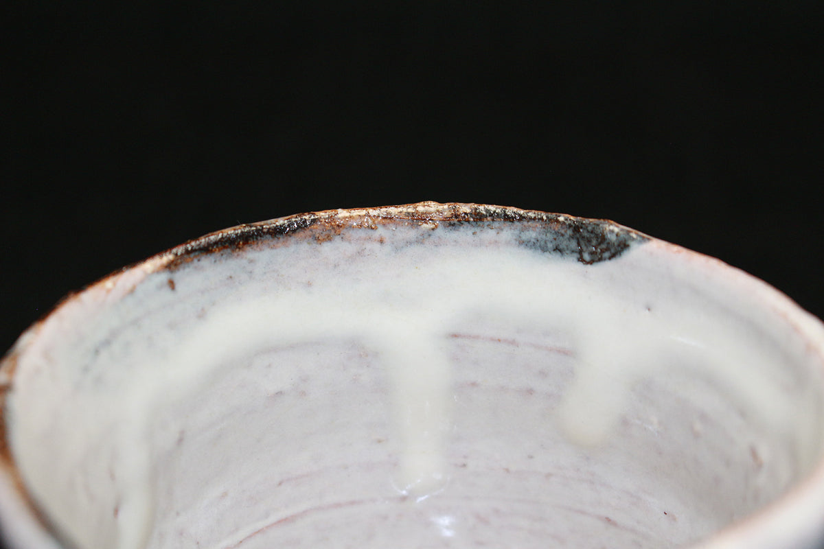 26219　人間国宝　１１代三輪休雪	萩焼盃（彫銘） 　MIWA  Kyusetsu