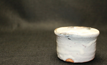 26219　人間国宝　１１代三輪休雪	萩焼盃（彫銘） 　MIWA  Kyusetsu