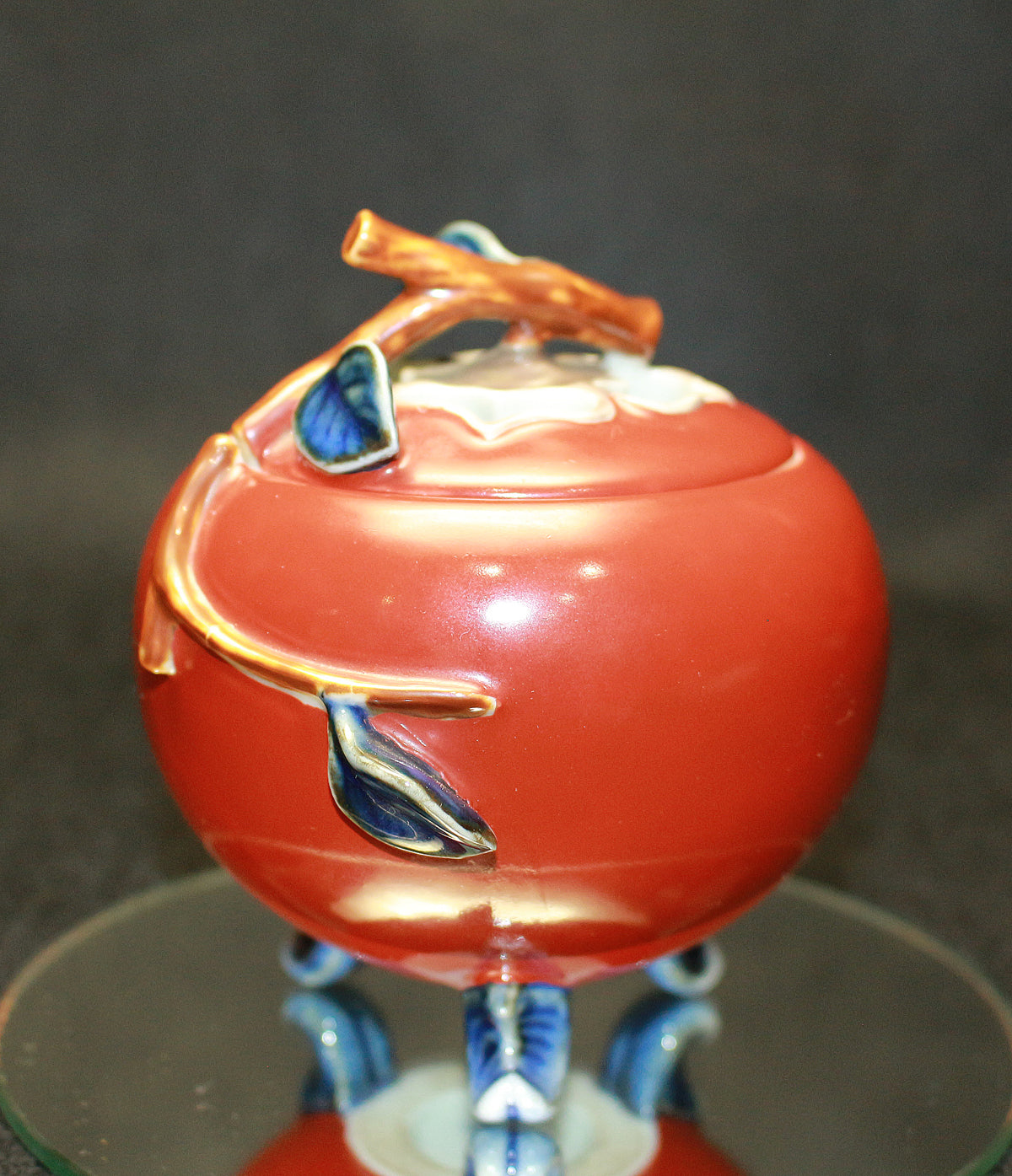 26220	１２代酒井田柿右衛門	柿形香爐    SAKAIDA  Kakiemon