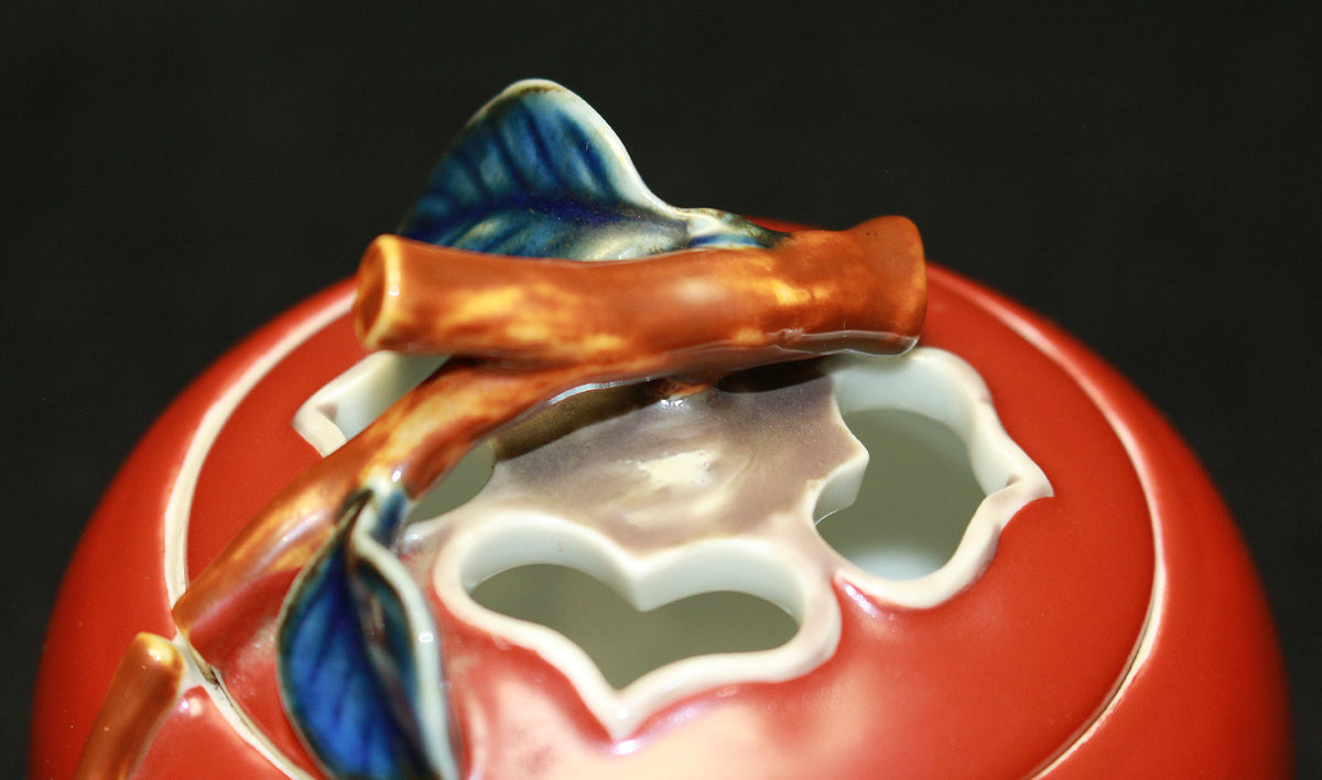 26220	１２代酒井田柿右衛門	柿形香爐    SAKAIDA  Kakiemon