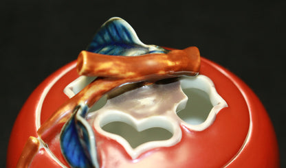 26220	１２代酒井田柿右衛門	柿形香爐    SAKAIDA  Kakiemon