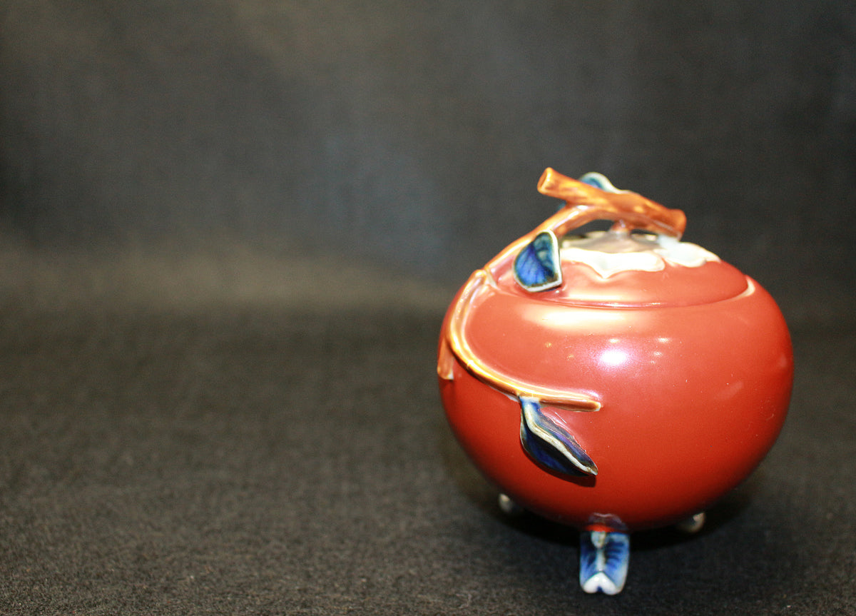 26220	１２代酒井田柿右衛門	柿形香爐    SAKAIDA  Kakiemon