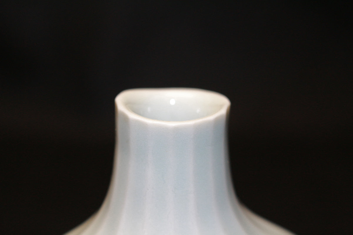 26224	鈴木治	影青花入    SUZUKI  Osamu