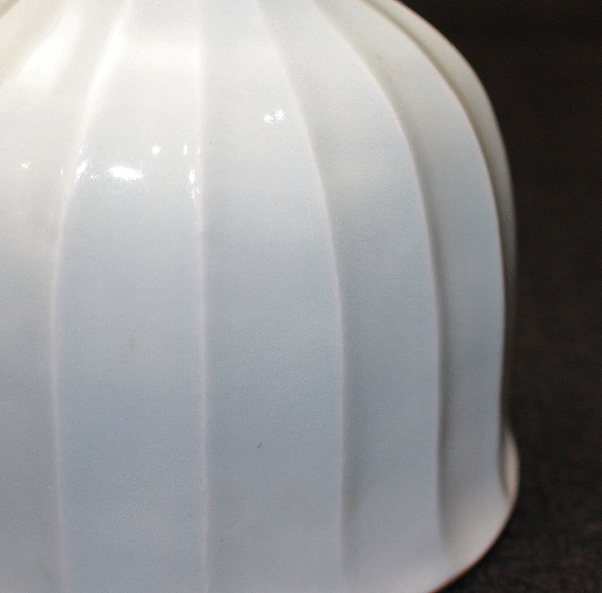 26224	鈴木治	影青花入    SUZUKI  Osamu