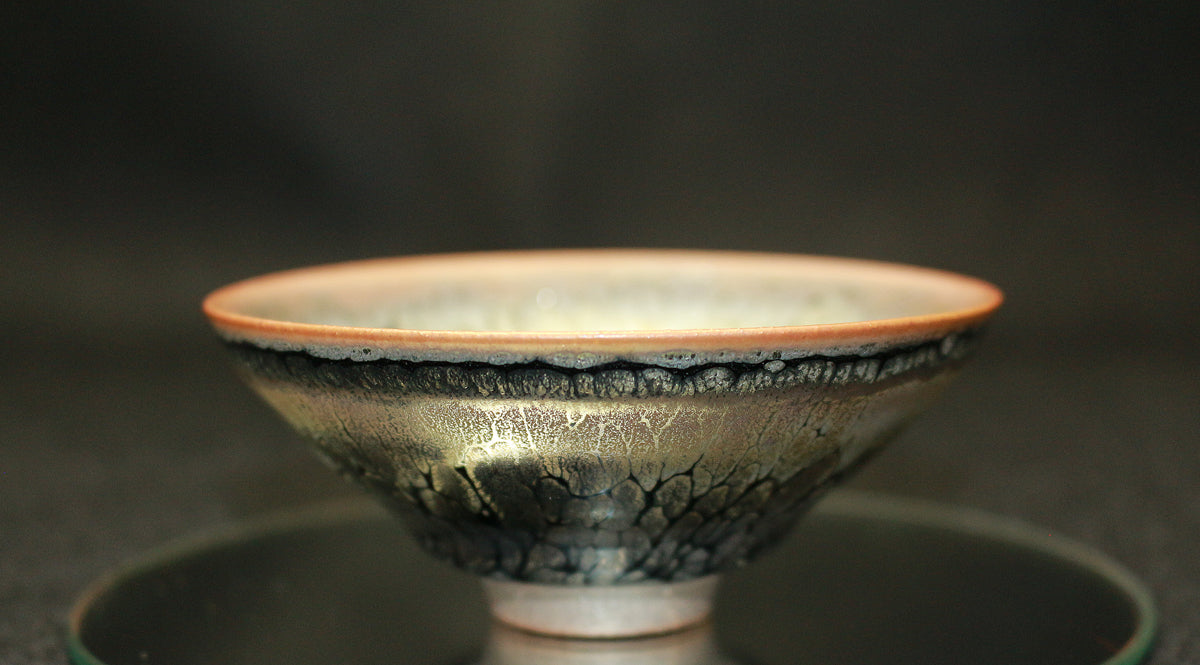 人間国宝古美術◼️蔵から、また凄そうな雰囲気の陶器が出て来ました。お猪口？ぐい呑？ 志野 鉄絵 草花文 ぐい吞み 加藤孝造 酒器 猪口 盃 日本酒に 共箱 人間