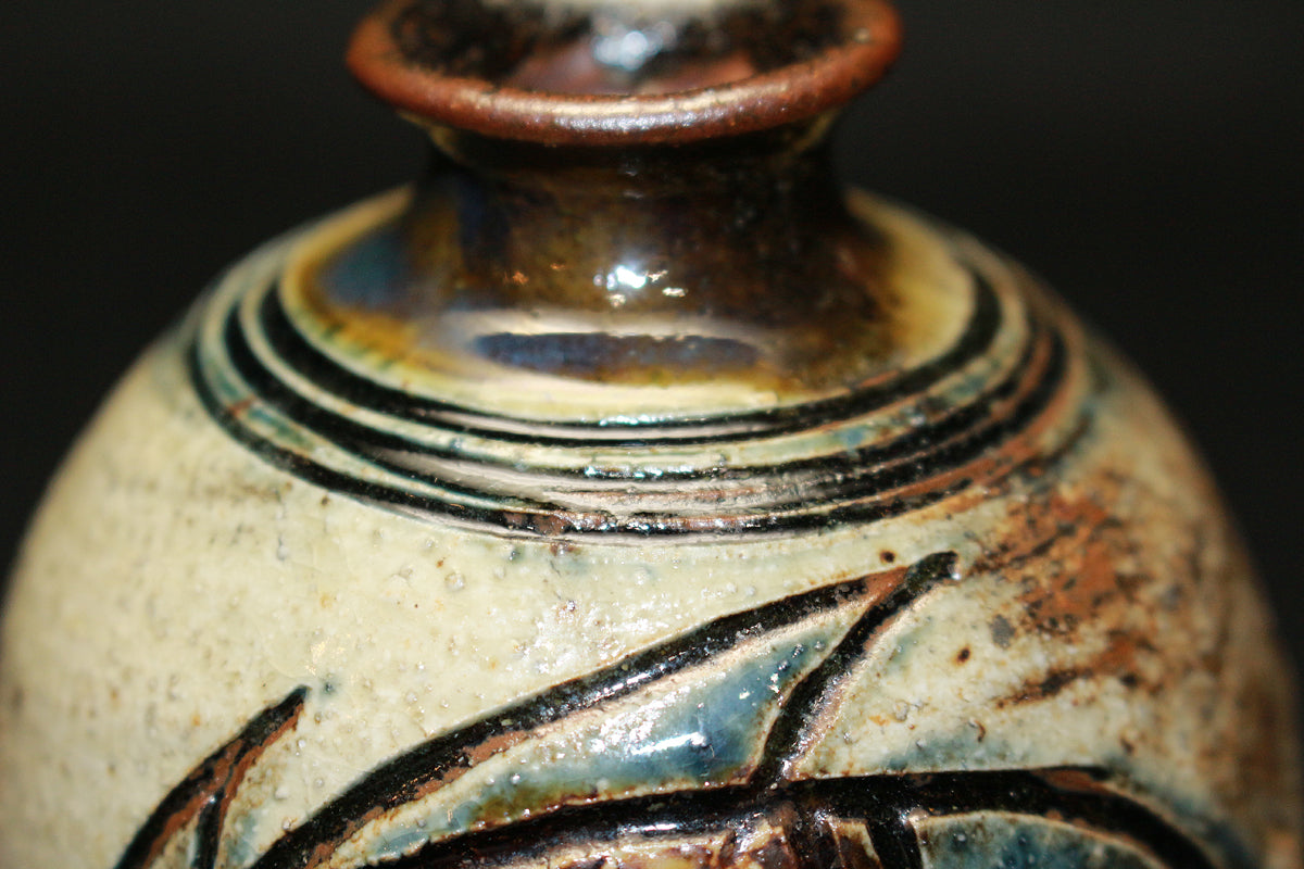 26257　 人間国宝   金城次郎　壼屋焼徳利（海老魚紋）　KINJO　Jiro