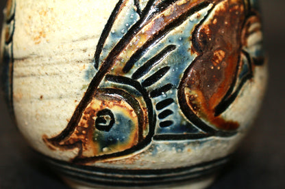 26257　 人間国宝   金城次郎　壼屋焼徳利（海老魚紋）　KINJO　Jiro